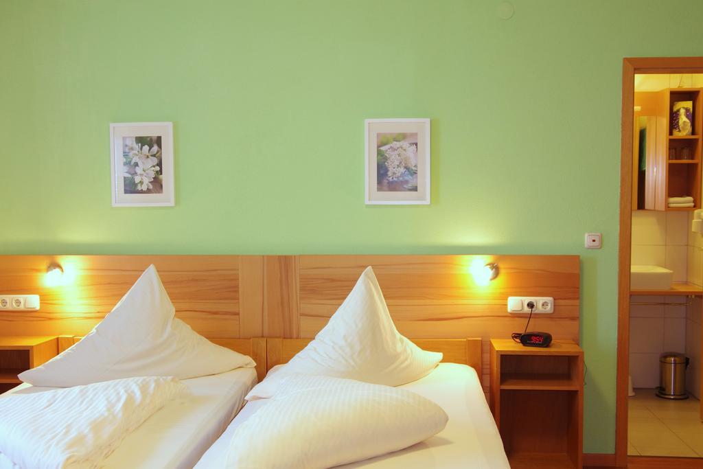 Loewenhof Hotel Krumbach Room photo